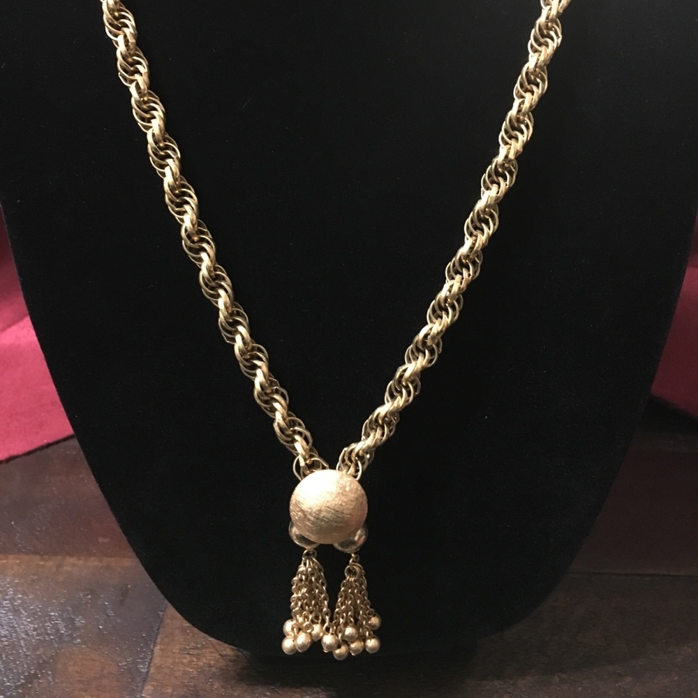 GORGEOUS VINTAGE NECKLACE - 30”